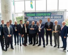 O governador Carlos Massa Ratinho Junior recebeu nesta terça-feira (7), no Palácio Iguaçu, em Curitiba, representantes da Vento Sul Energia para a entrega da Licença de Instalação (LI) do Complexo Eólico Palmas II, localizado no município de Palmas, no Sudoeste do Estado.