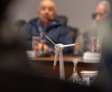 O governador Carlos Massa Ratinho Junior recebeu nesta terça-feira (7), no Palácio Iguaçu, em Curitiba, representantes da Vento Sul Energia para a entrega da Licença de Instalação (LI) do Complexo Eólico Palmas II, localizado no município de Palmas, no Sudoeste do Estado.