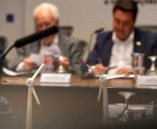 O governador Carlos Massa Ratinho Junior recebeu nesta terça-feira (7), no Palácio Iguaçu, em Curitiba, representantes da Vento Sul Energia para a entrega da Licença de Instalação (LI) do Complexo Eólico Palmas II, localizado no município de Palmas, no Sudoeste do Estado.