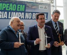 O governador Carlos Massa Ratinho Junior recebeu nesta terça-feira (7), no Palácio Iguaçu, em Curitiba, representantes da Vento Sul Energia para a entrega da Licença de Instalação (LI) do Complexo Eólico Palmas II, localizado no município de Palmas, no Sudoeste do Estado.