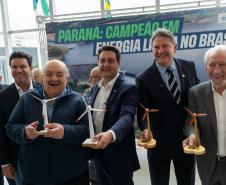 O governador Carlos Massa Ratinho Junior recebeu nesta terça-feira (7), no Palácio Iguaçu, em Curitiba, representantes da Vento Sul Energia para a entrega da Licença de Instalação (LI) do Complexo Eólico Palmas II, localizado no município de Palmas, no Sudoeste do Estado.