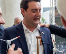 O governador Carlos Massa Ratinho Junior recebeu nesta terça-feira (7), no Palácio Iguaçu, em Curitiba, representantes da Vento Sul Energia para a entrega da Licença de Instalação (LI) do Complexo Eólico Palmas II, localizado no município de Palmas, no Sudoeste do Estado.