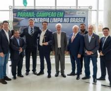 O governador Carlos Massa Ratinho Junior recebeu nesta terça-feira (7), no Palácio Iguaçu, em Curitiba, representantes da Vento Sul Energia para a entrega da Licença de Instalação (LI) do Complexo Eólico Palmas II, localizado no município de Palmas, no Sudoeste do Estado.