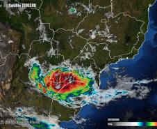 Com nova frente fria, primavera mantém alternância entre chuva, sol e ventos fortes no Paraná