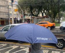 Frente fria e sistema de baixa pressão deixam a semana chuvosa no Paraná