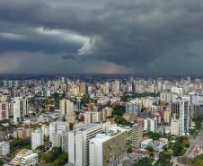 Chuva volumosa até terça e vento na quarta: tempo segue instável no Paraná