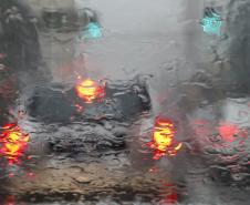 Chuva volumosa até terça e vento na quarta: tempo segue instável no Paraná