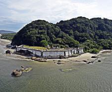 IAT proíbe entrada de materiais de construção na Ilha do Mel até o fim da temporada de verão