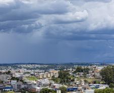 Fim de semana típico de verão: Litoral terá temperaturas acima de 30°C e chuva à tarde