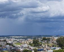 Com fim do fenômeno La Niña, fevereiro terá tempo abafado e chuvas de verão no Paraná 