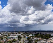 Após raios no céu, chuva diminui e temperaturas seguem na gangorra no Paraná 