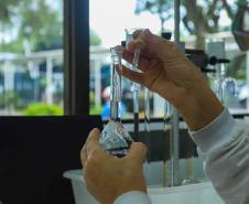 Servidores do IAT celebram a manutenção da certificação de padrão internacional pelo laboratório do órgão em Londrina. 