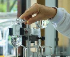 Servidores do IAT celebram a manutenção da certificação de padrão internacional pelo laboratório do órgão em Londrina. 