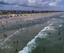 Fim de semana típico de verão: Litoral terá temperaturas acima de 30°C e chuva à tarde