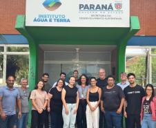 Servidores do IAT celebram a manutenção da certificação de padrão internacional pelo laboratório do órgão em Londrina. Foto: IAT 