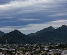 Temperaturas altas no Oeste e amenas no Leste: Paraná segue dividido no fim de semana 