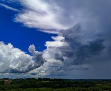 Após raios no céu, chuva diminui e temperaturas seguem na gangorra no Paraná 