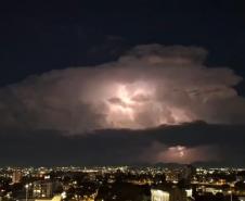 Após raios no céu, chuva diminui e temperaturas seguem na gangorra no Paraná 