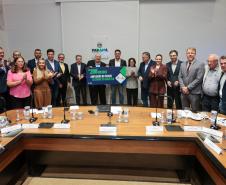 O Governo do Estado, o Ministério Público do Paraná (MPPR) e a Klabin firmaram nesta sexta-feira (27) um acordo para a ampliação do Parque Estadual do Guartelá, em Tibagi, e novos investimentos que, na soma, totalizam R$ 233 milhões em ações ambientais e sociais também em Telêmaco Borba, na região dos Campos Gerais. O pacote ainda prevê um conjunto de iniciativas estruturadas para contribuir com a conservação da biodiversidade, o fortalecimento das políticas públicas locais e a melhoria da qualidade de vid