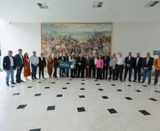 O Governo do Estado, o Ministério Público do Paraná (MPPR) e a Klabin firmaram nesta sexta-feira (27) um acordo para a ampliação do Parque Estadual do Guartelá, em Tibagi, e novos investimentos que, na soma, totalizam R$ 233 milhões em ações ambientais e sociais também em Telêmaco Borba, na região dos Campos Gerais. O pacote ainda prevê um conjunto de iniciativas estruturadas para contribuir com a conservação da biodiversidade, o fortalecimento das políticas públicas locais e a melhoria da qualidade de vid