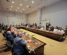 O Governo do Estado, o Ministério Público do Paraná (MPPR) e a Klabin firmaram nesta sexta-feira (27) um acordo para a ampliação do Parque Estadual do Guartelá, em Tibagi, e novos investimentos que, na soma, totalizam R$ 233 milhões em ações ambientais e sociais também em Telêmaco Borba, na região dos Campos Gerais. O pacote ainda prevê um conjunto de iniciativas estruturadas para contribuir com a conservação da biodiversidade, o fortalecimento das políticas públicas locais e a melhoria da qualidade de vid