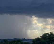 Tempestades com altos volumes de chuva atingem o Paraná no fim de semana, prevê o Simepar 