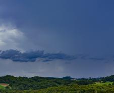 Aviso meteorológico: sexta-feira com recordes de calor e sábado de tempestades no Paraná