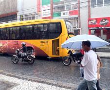 Deve chover até quarta-feira em várias regiões do Paraná, prevê Simepar 
