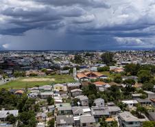 Deve chover até quarta-feira em várias regiões do Paraná, prevê Simepar 
