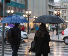 Vento, chuva e queda nas temperaturas: frente fria começa a atravessar o Paraná