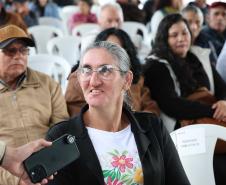 Governador entrega títulos de propriedade a 260 famílias dos Campos Gerais e da RMC