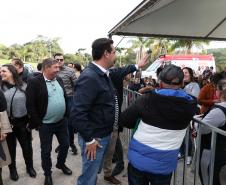 Governador entrega títulos de propriedade a 260 famílias dos Campos Gerais e da RMC