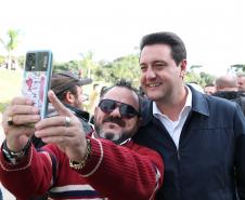 Governador entrega títulos de propriedade a 260 famílias dos Campos Gerais e da RMC