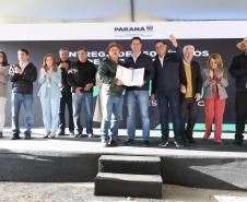 Governador entrega títulos de propriedade a 260 famílias dos Campos Gerais e da RMC