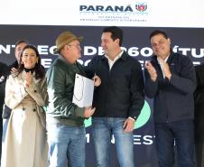 Governador entrega títulos de propriedade a 260 famílias dos Campos Gerais e da RMC