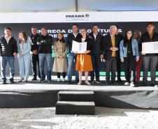 Governador entrega títulos de propriedade a 260 famílias dos Campos Gerais e da RMC