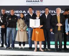 Governador entrega títulos de propriedade a 260 famílias dos Campos Gerais e da RMC