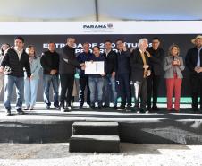 Governador entrega títulos de propriedade a 260 famílias dos Campos Gerais e da RMC