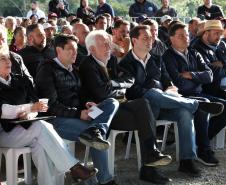 Governador entrega títulos de propriedade a 260 famílias dos Campos Gerais e da RMC
