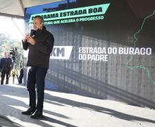 Governador entrega títulos de propriedade a 260 famílias dos Campos Gerais e da RMC