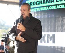Governador entrega títulos de propriedade a 260 famílias dos Campos Gerais e da RMC