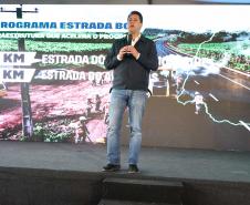 Governador entrega títulos de propriedade a 260 famílias dos Campos Gerais e da RMC