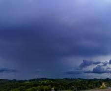Tempestades retornam ao Paraná com chuvas mais expressivas na faixa central