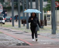 Duas novas frentes frias em três dias vão trazer chuva novamente ao Paraná