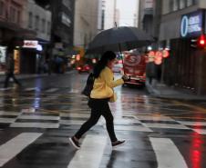 Temperaturas sobem no Interior e chuva fica mais intensa no Paraná no feriado