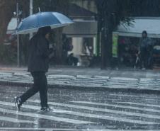 Temperaturas sobem no Interior e chuva fica mais intensa no Paraná no feriado