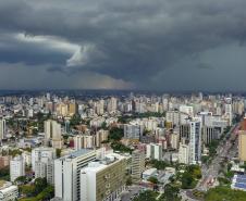 Tempestades se afastam do Paraná