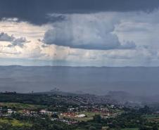 Chuva volumosa faz 16 cidades paranaenses atingirem a média do mês em 12 dias