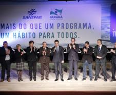 O governador Beto Richa participou nesta segunda-feira (26), no Museu Oscar Niemeyer, em Curitiba, do lançamento da nova etapa da campanha Se ligue nessa ideia, Sem óleo na Rede, criada pela Sanepar. O objetivo é conscientizar a população paranaense a não jogar o óleo usado na rede de esgoto.Curitiba, 26/06/2017.Foto: Arnaldo Alves/ANPr