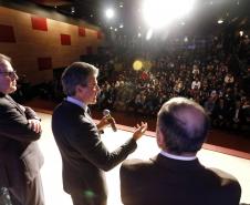 O governador Beto Richa participou nesta segunda-feira (26), no Museu Oscar Niemeyer, em Curitiba, do lançamento da nova etapa da campanha Se ligue nessa ideia, Sem óleo na Rede, criada pela Sanepar. O objetivo é conscientizar a população paranaense a não jogar o óleo usado na rede de esgoto.Curitiba, 26/06/2017.Foto: Arnaldo Alves/ANPr